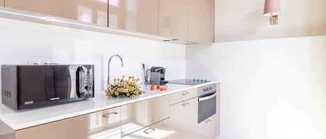 Una cocina moderna con microondas, cafetera y horno.