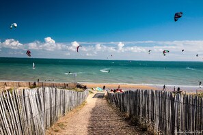 Playa en los alrededores y camastros 