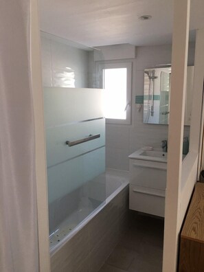 Badewanne, Haartrockner, Toilettenpapier
