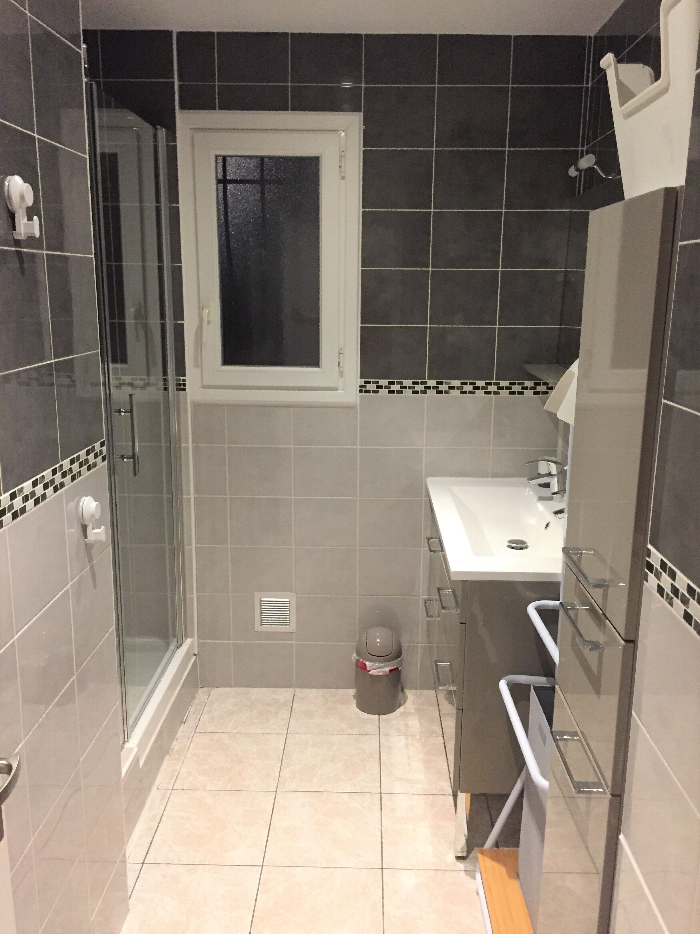 Baignoire, sèche-cheveux, papier toilette