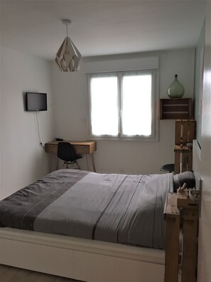 4 bedrooms, iron/ironing board, travel cot, free WiFi