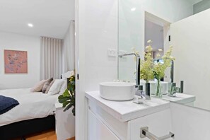 Shower, hair dryer, towels