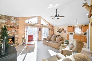 Smart TV, caminetto, tavolo da ping pong