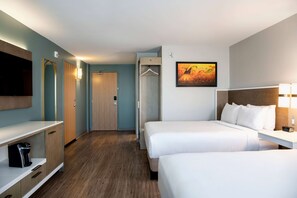 In-room safe, desk, free WiFi, bed sheets - Wyndham Garden Winnipeg Airport (Winnipeg)