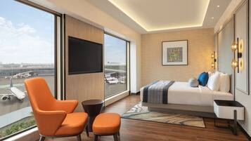 Minibar, värdeförvaringsskåp på rummet och skrivbord