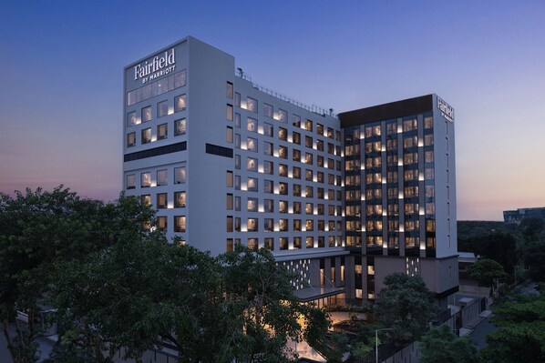 Ein mehrstöckiges Hotel der Fairfield by Marriott mit einer modernen Fassade, zahlreichen Fenstern und einem flachen Dach.