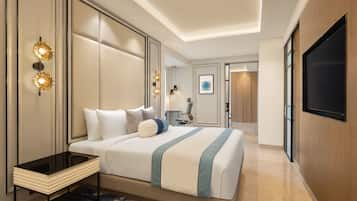 Executive Suite, 1 King Bed with Sofa bed, Courtyard View | Minibar, in-room safe, desk, laptop workspace