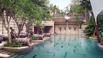 Una piscina al aire libre, cabañas de piscina gratuitas, sombrillas