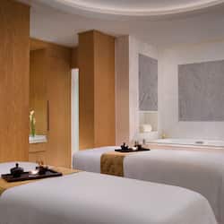 Salas de tratamiento para parejas, sauna y tina de hidromasaje