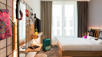 Room, 1 Queen Bed | Hypo-allergenic bedding, free cribs/infant beds, free WiFi, bed sheets