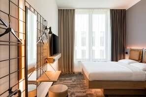 Room, 1 Queen Bed | Hypo-allergenic bedding, free cots/infant beds, free WiFi, bed sheets - Moxy Wuerzburg (Würzburg)