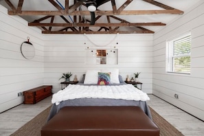 1 多间卧室、办公桌、熨斗/熨衣板、旅行婴儿床