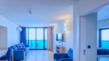 Panoramic Suite | Living area | 42-inch TV with digital channels