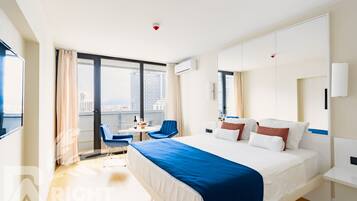 Studio Apartment with Sea View | 1 Schlafzimmer, Betten mit Memory-Foam-Matratzen, Minibar