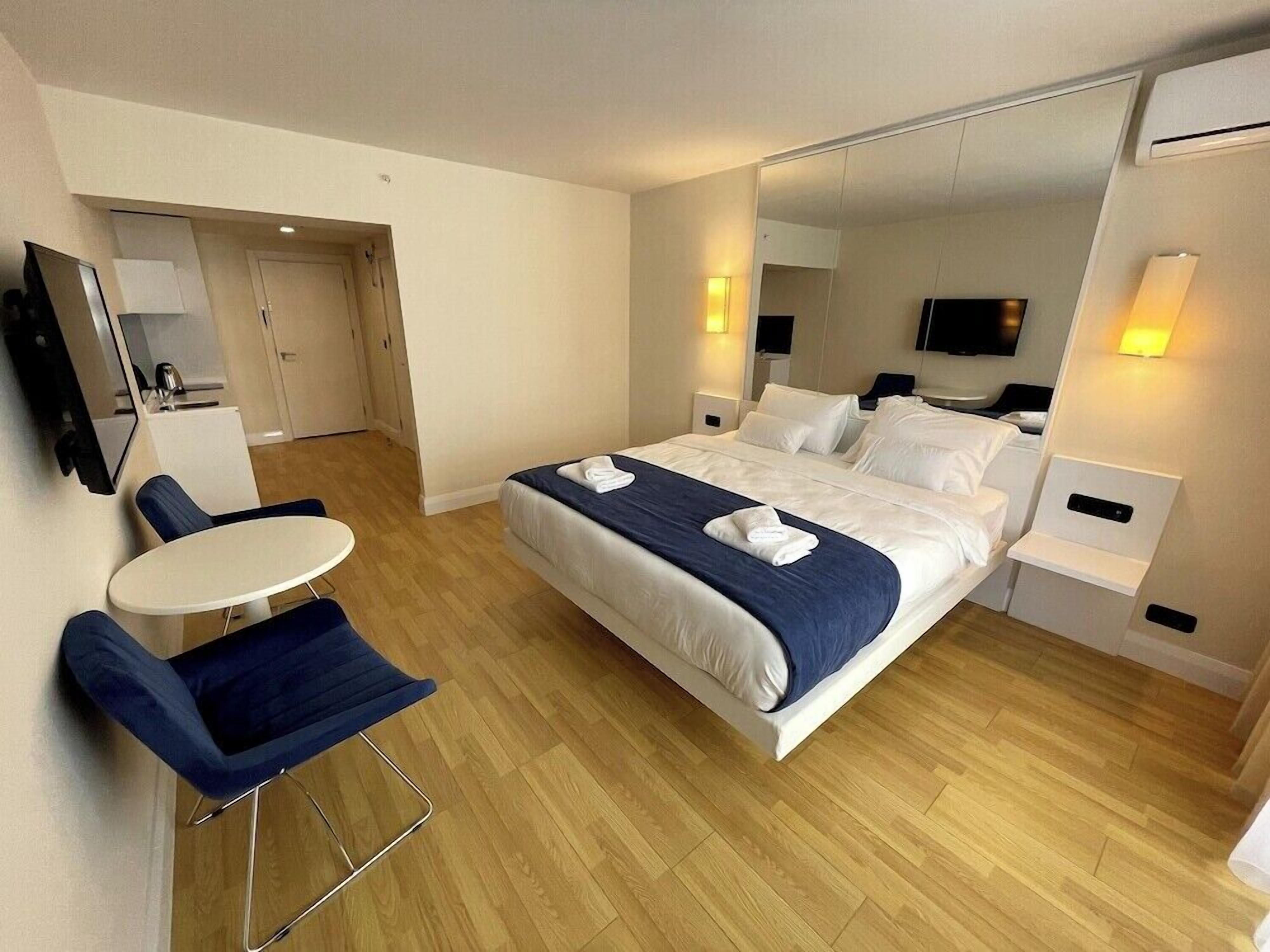 Ropa de cama hipoalergénica, colchones viscoelásticos, minibar