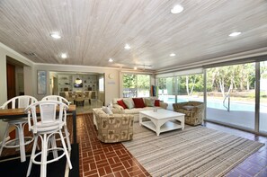 Smart TV, stereo, computer monitors - Boat Park Bungalow with heated Pool (Stuart)