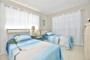 3 bedrooms, desk, WiFi, bed sheets