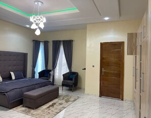 4 Schlafzimmer, Bügeleisen/Bügelbrett, kostenloses WLAN