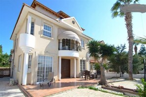 Exterior - 4 Bedroom Villa With Private Pool Near Beach (Oroklini)