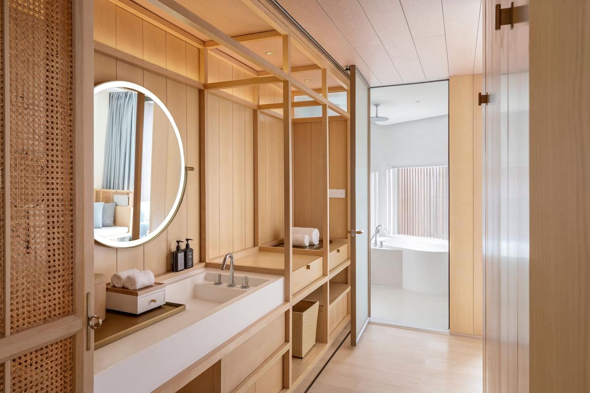 Deluxe Single Room, 1 Double Bed, Balcony | 1 bedroom, down comforters, minibar, in-room safe