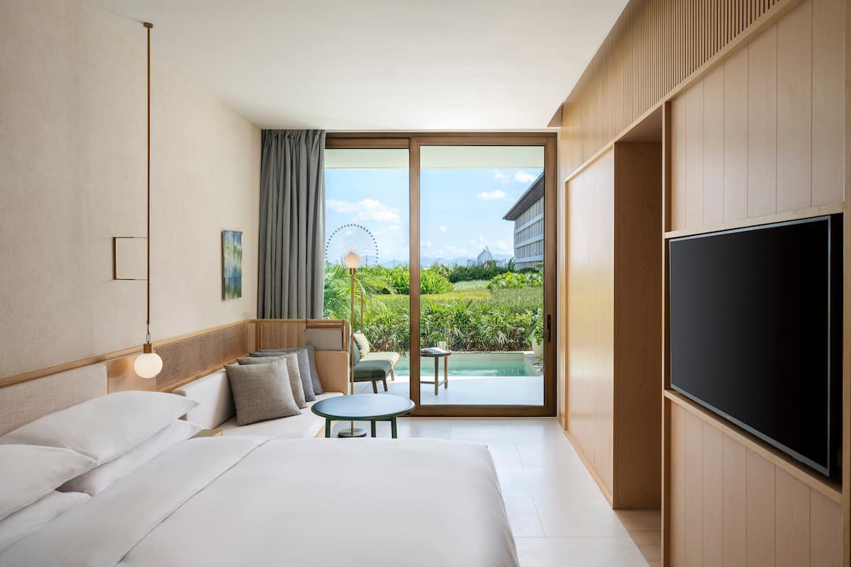 Deluxe Room, 1 Queen Bed, Garden View | 1 bedroom, down comforters, minibar, in-room safe