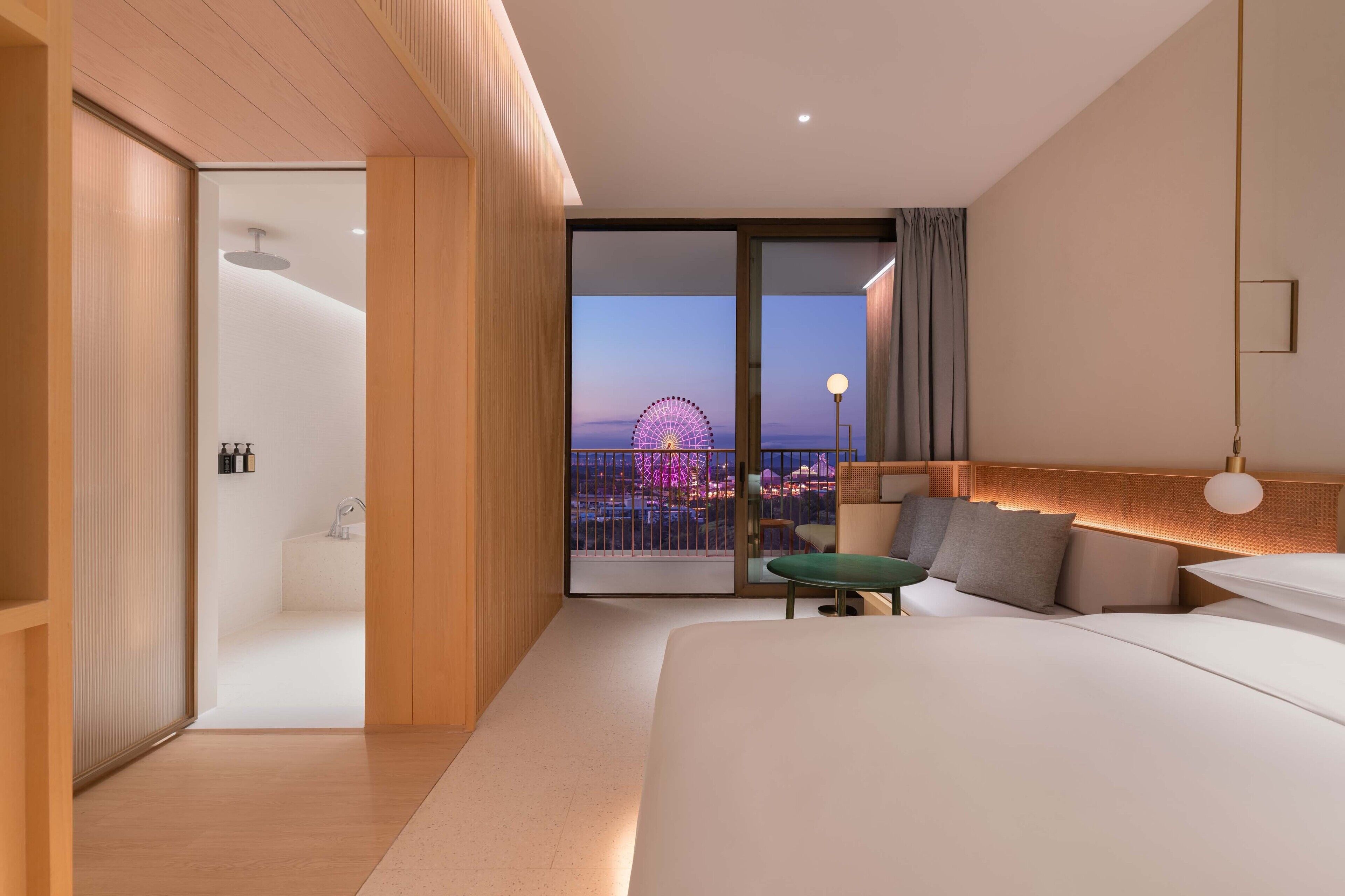 Edredón, minibar y caja de seguridad en la habitación 