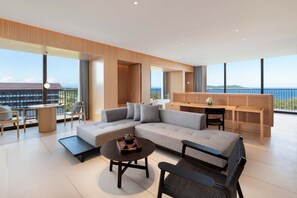 Deluxe-studiosviitti, 1 keskisuuri parisänky, parveke, valtamerinäköala | Untuvapeitot, minibaari, tallelokero huoneessa