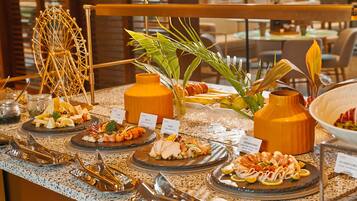 Un buffet proposant une variété de plats et d’ustensiles.