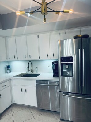 Frigorifero, microonde, forno, piano cottura