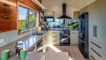 Een koelkast, een magnetron, een vaatwasser, een broodrooster