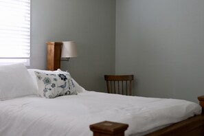 4 dormitorios, escritorio, tabla de planchar con plancha y cuna de viaje