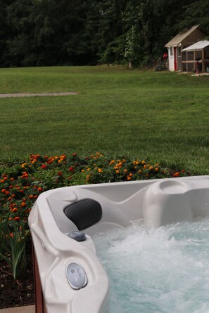 Bañera de hidromasaje al aire libre