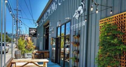 Bright & Charming Cottage in Cool Gilman District. Walk to Whole Foods & Resto!
