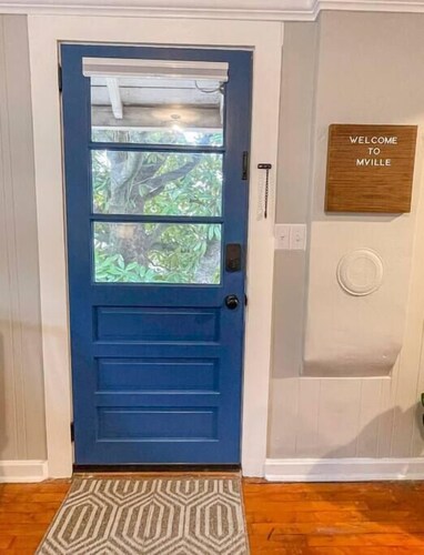 Private Guesthouse w/Kitchen - Minutes from Uptown