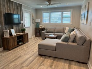 Smart-TV, DVD-spiller, bøker og filmbibliotek