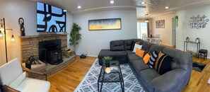 Living area - 💥HUGE, PRIVATE, 3 BEDROOM/1 BATH NEAR PLU & JBLM💥 (Parkland)