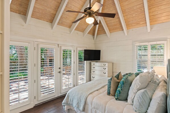 4 bedrooms, desk, iron/ironing board, travel crib