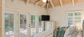 FAB East Beach Cottage, Pets, Pool & Spa; 30 Sec to the BEACH! 6 seat golf cart!