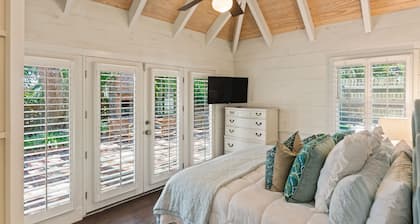 FAB East Beach Cottage, Pets, Pool & Spa; 30 Sec to the BEACH! 6 seat golf cart!