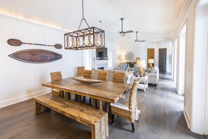 TV, caminetto, lettore DVD, videoteca