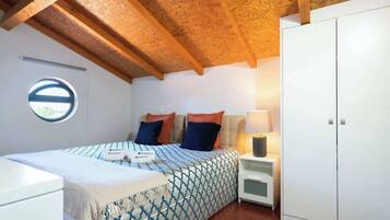 1 dormitorio, tabla de planchar con plancha, wifi y ropa de cama