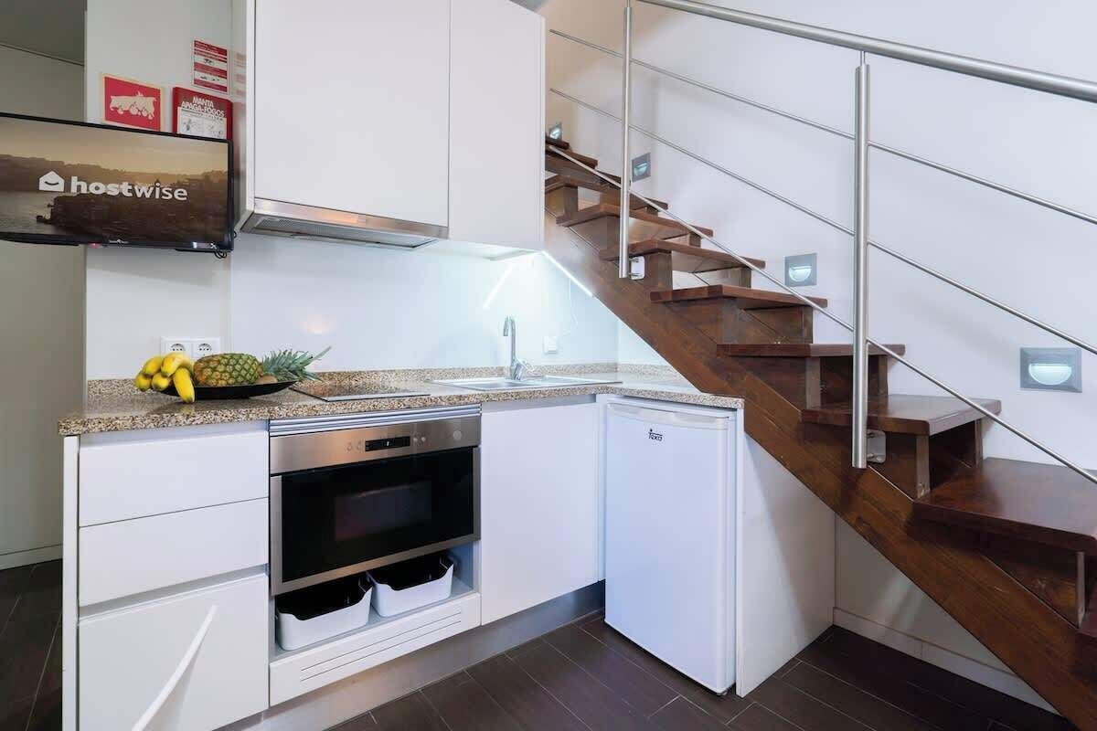 Frigorífico, microondas, placa de cocina y cafetera o tetera