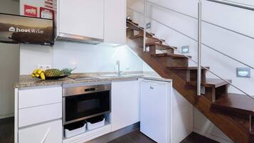 Frigorífico, microondas, placa de cocina y cafetera o tetera