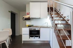 Kühlschrank, Mikrowelle, Herdplatte, Wasserkocher mit Kaffee-/Teezubehör