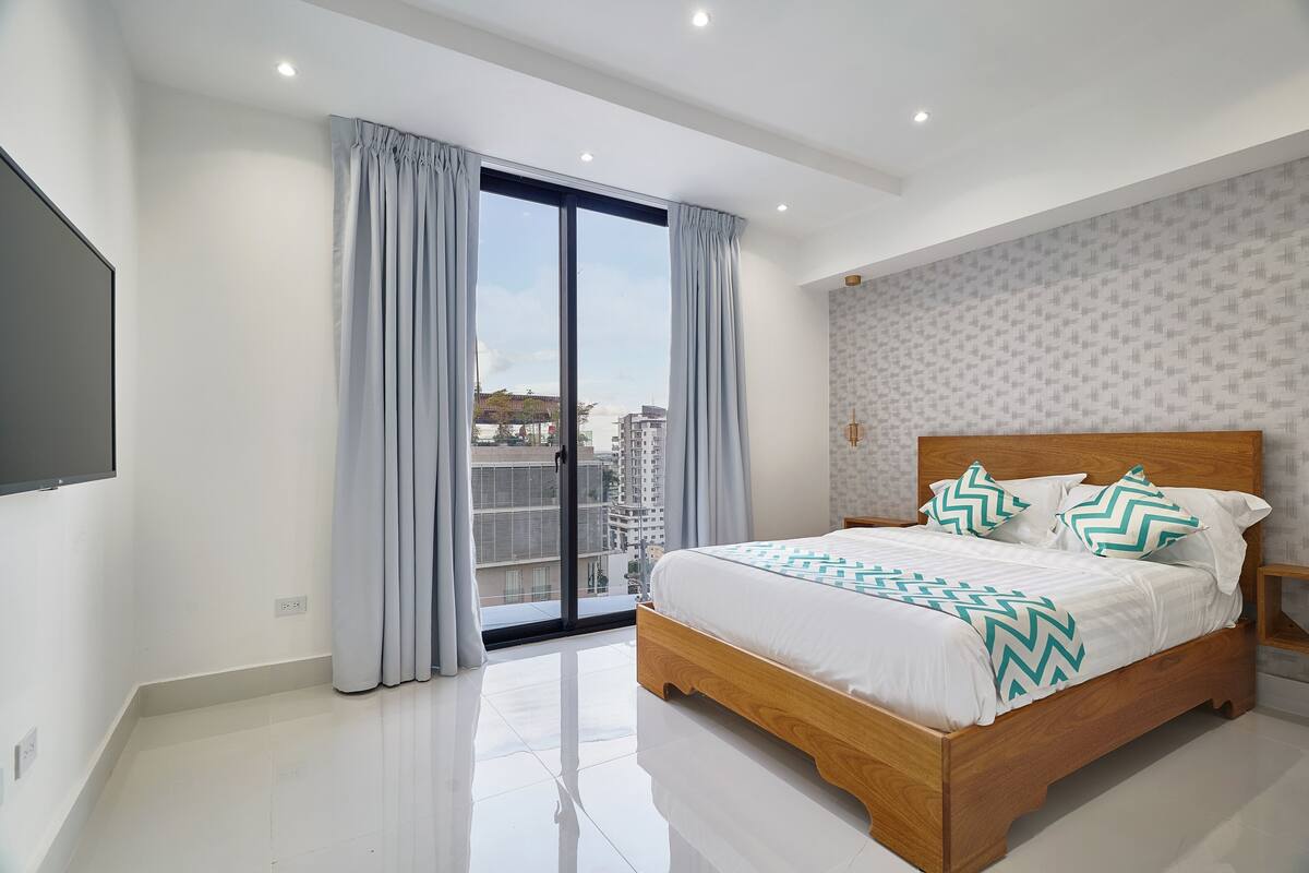 Egyptian cotton sheets, premium bedding, down duvets, in-room safe