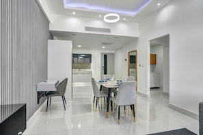 Quarto executivo, 1 quarto, para não fumantes, vista para a cidade | Sala de jantar