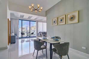 Chambre Exécutive, 2 chambres, non-fumeurs, vue ville | Coin séjour | TV connectée de 43 pouces avec chaînes numériques, télévision, Netflix