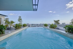 2 piscinas externas, funciona das 9h às 21h, espreguiçadeiras