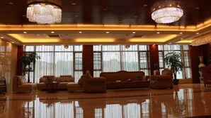 A spacious lobby with a polished floor, large windows, and elegant chandeliers. - Qingtian Boutique Hotel (Zhaotong Fengxia Road) (Zhaotong)