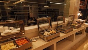 A buffet with various food items in metal containers. - Qingtian Boutique Hotel (Zhaotong Fengxia Road) (Zhaotong)